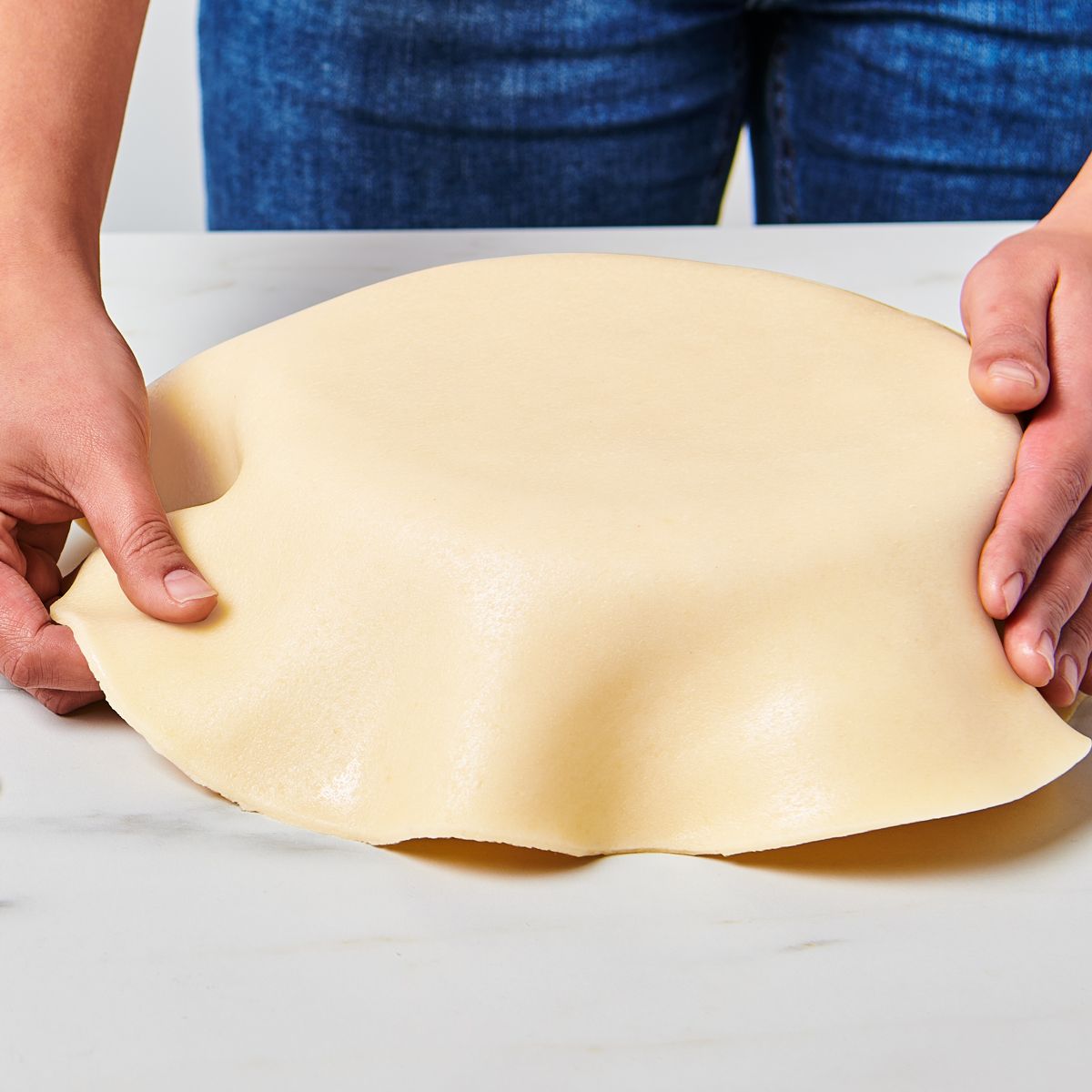 FC AUSGEROLLTES MARZIPAN FONDANT NATUR AUF TORTE