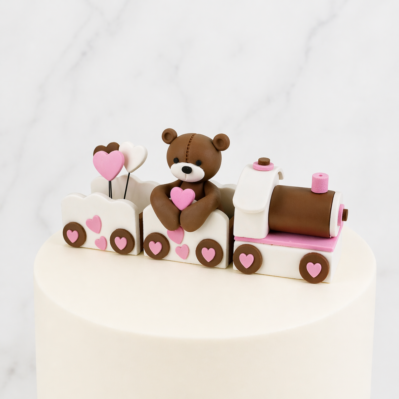 BÄR IM ZUG ZUCKERFIGUR ROSA auf Torte