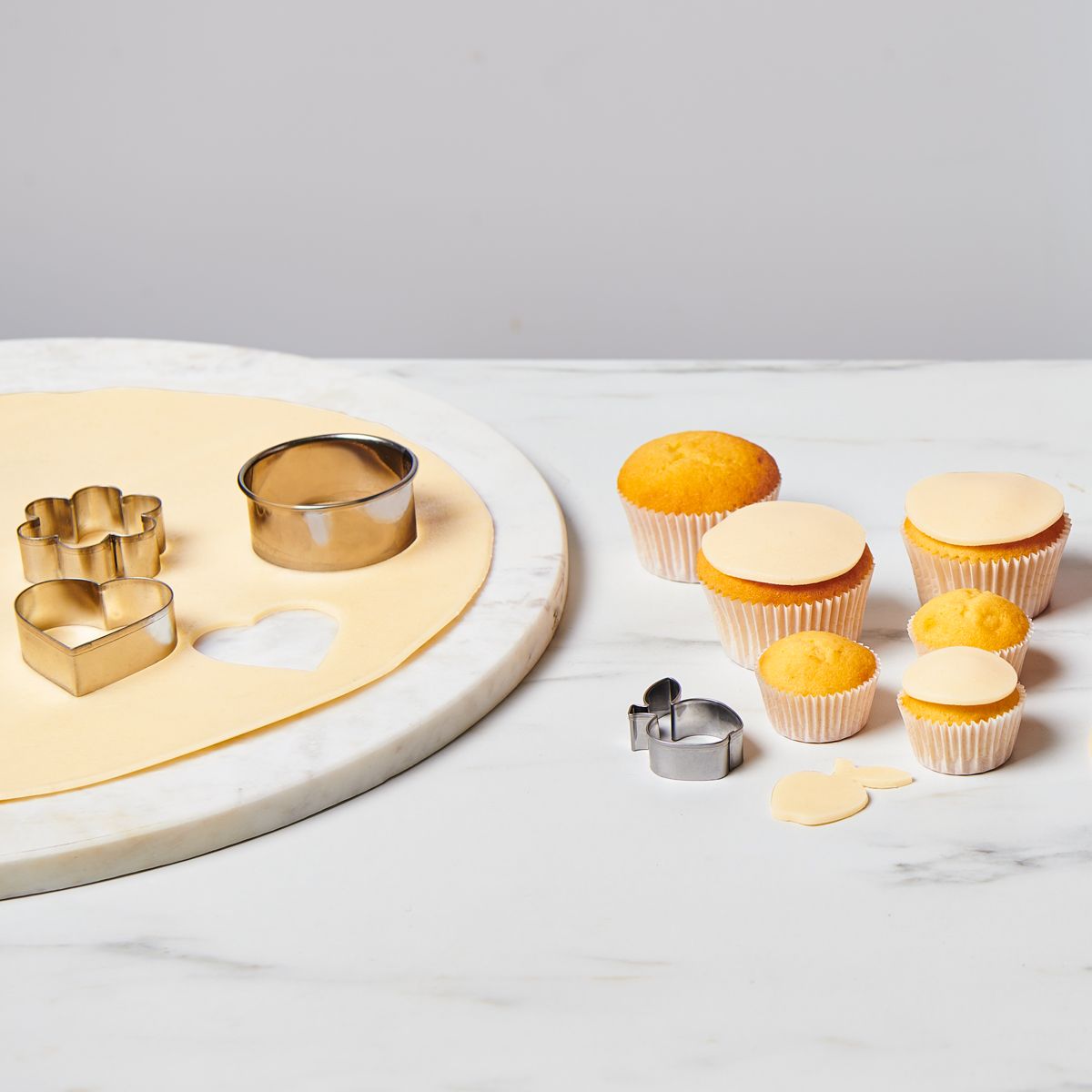 FC AUSGEROLLTES MARZIPAN FONDANT NATUR AUF TORTE
